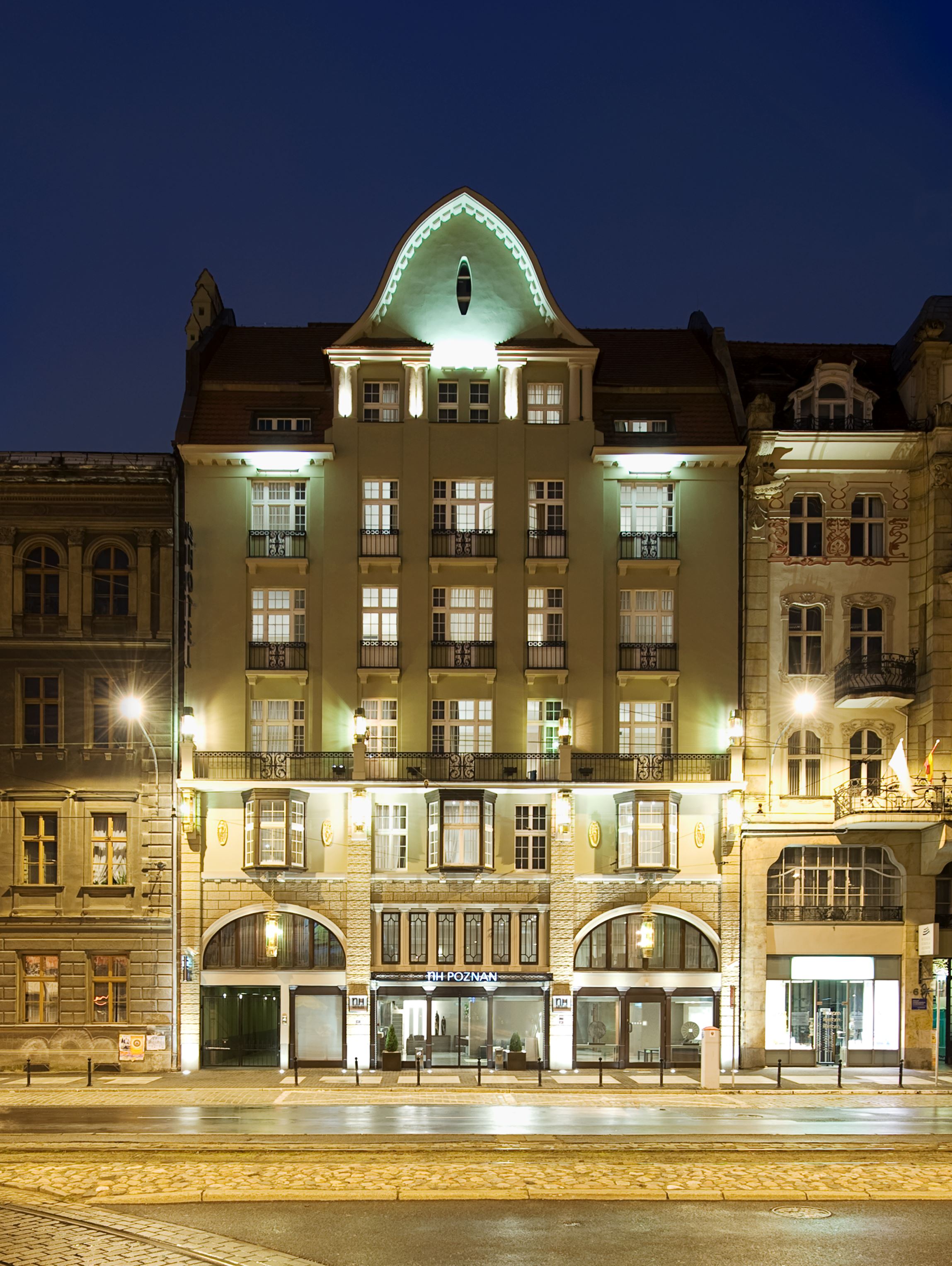 NH Poznan facade night